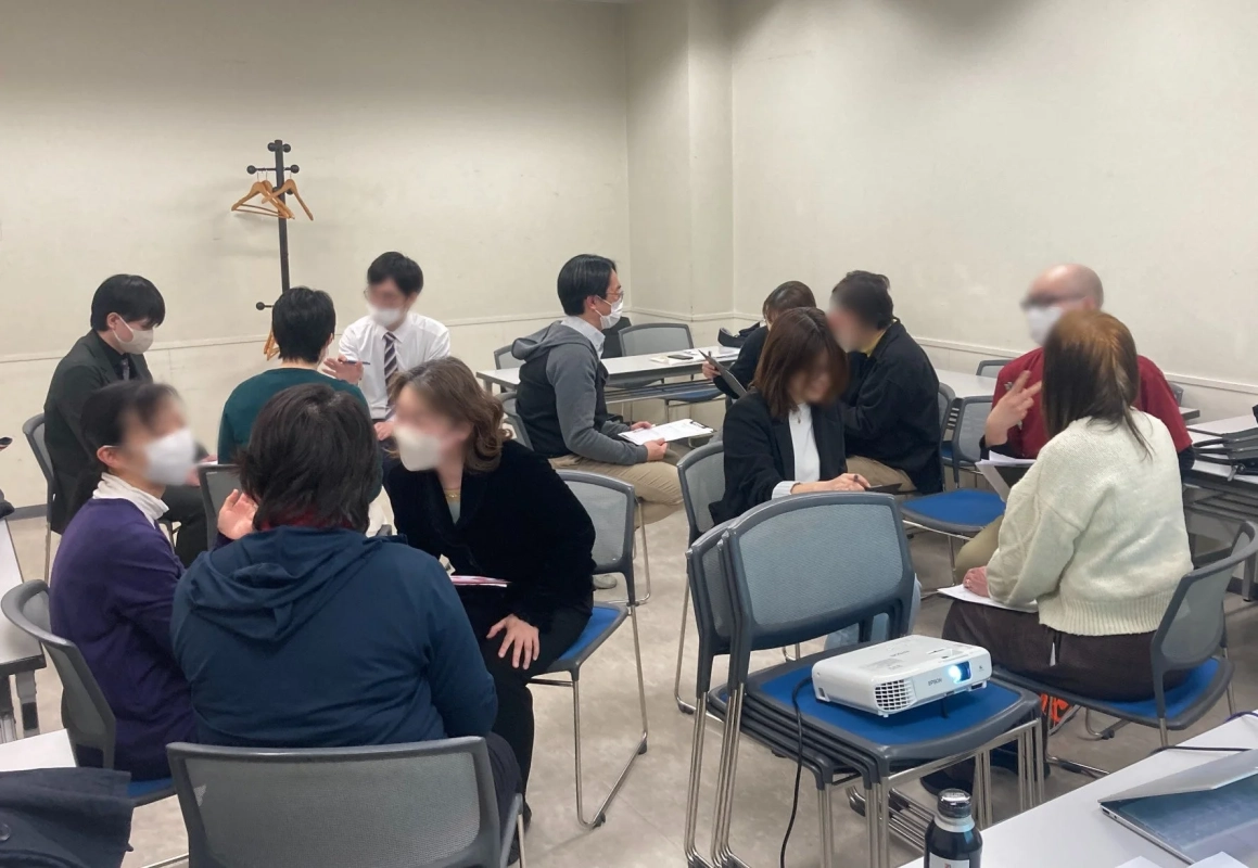 会議室でグループディスカッションをする人々