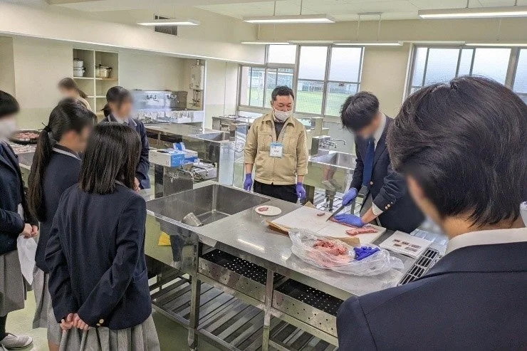 肉の調理方法を学ぶ調理実習の様子
