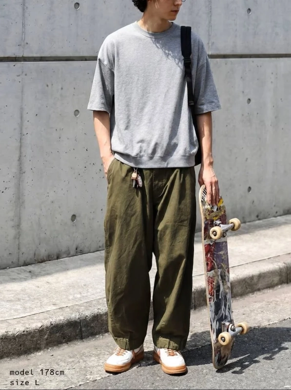 グレーTシャツとワイドパンツの男性コーデ