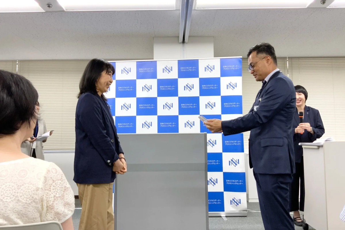 表彰式で賞を手渡す様子