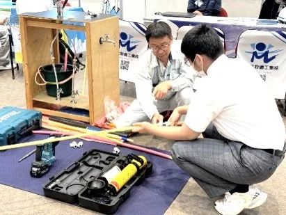 配管工具を使った作業の実演