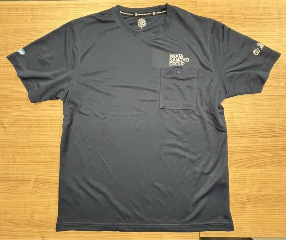 木製の床に平置きされたTシャツ