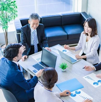 ビジネスパーソンの会議風景