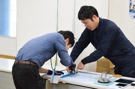 テーブルでの共同作業