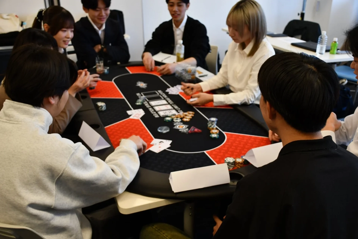 ポーカーを楽しむ若者たち