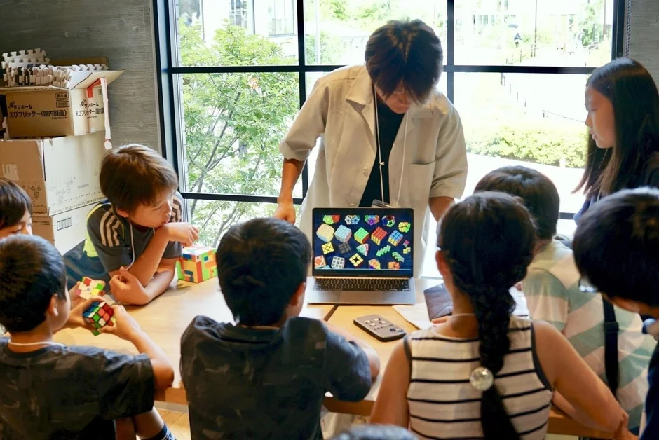 子供たちがルービックキューブのワークショップに参加している様子