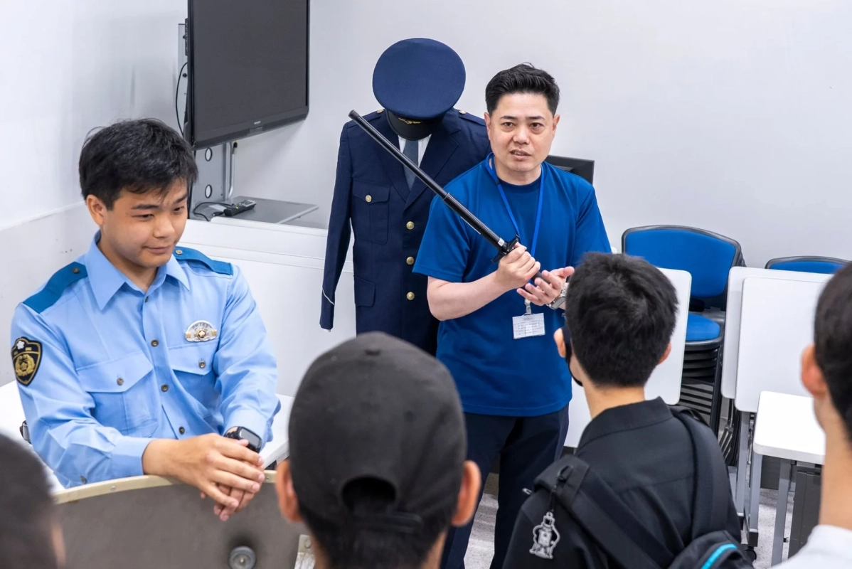 警察官による装備品の説明の様子