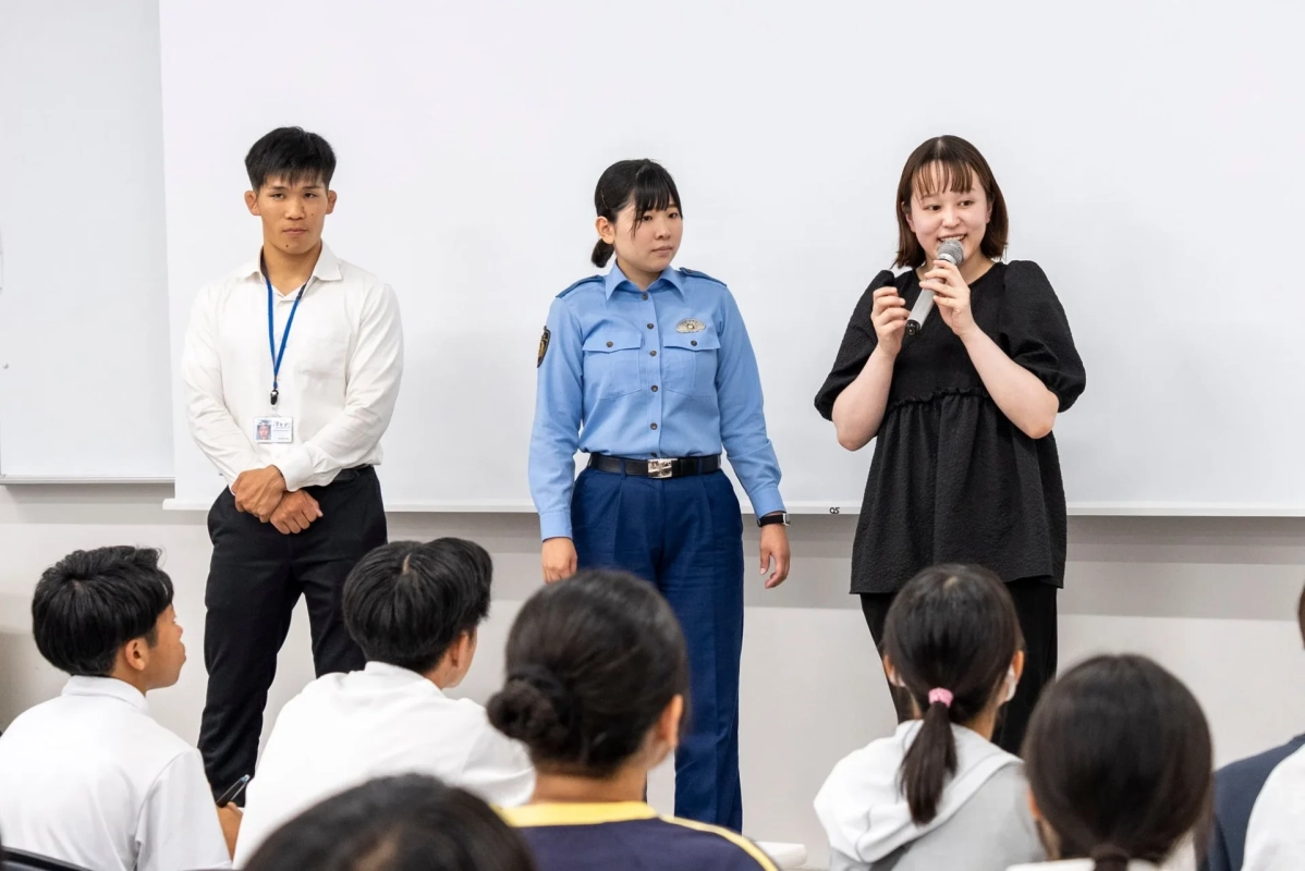 警察官による職業説明の様子