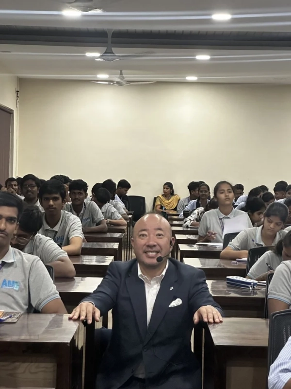 男性が教室の最前列でマイクを付けている