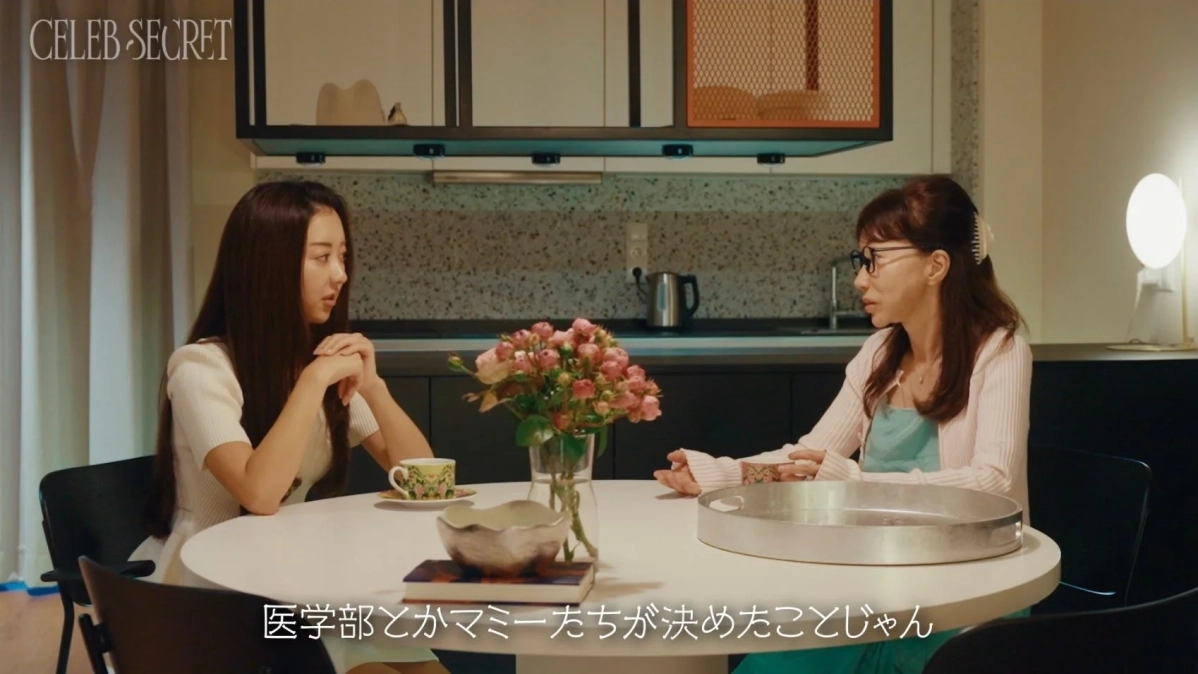モダンな室内で二人の女性がテーブルを挟んで会話している