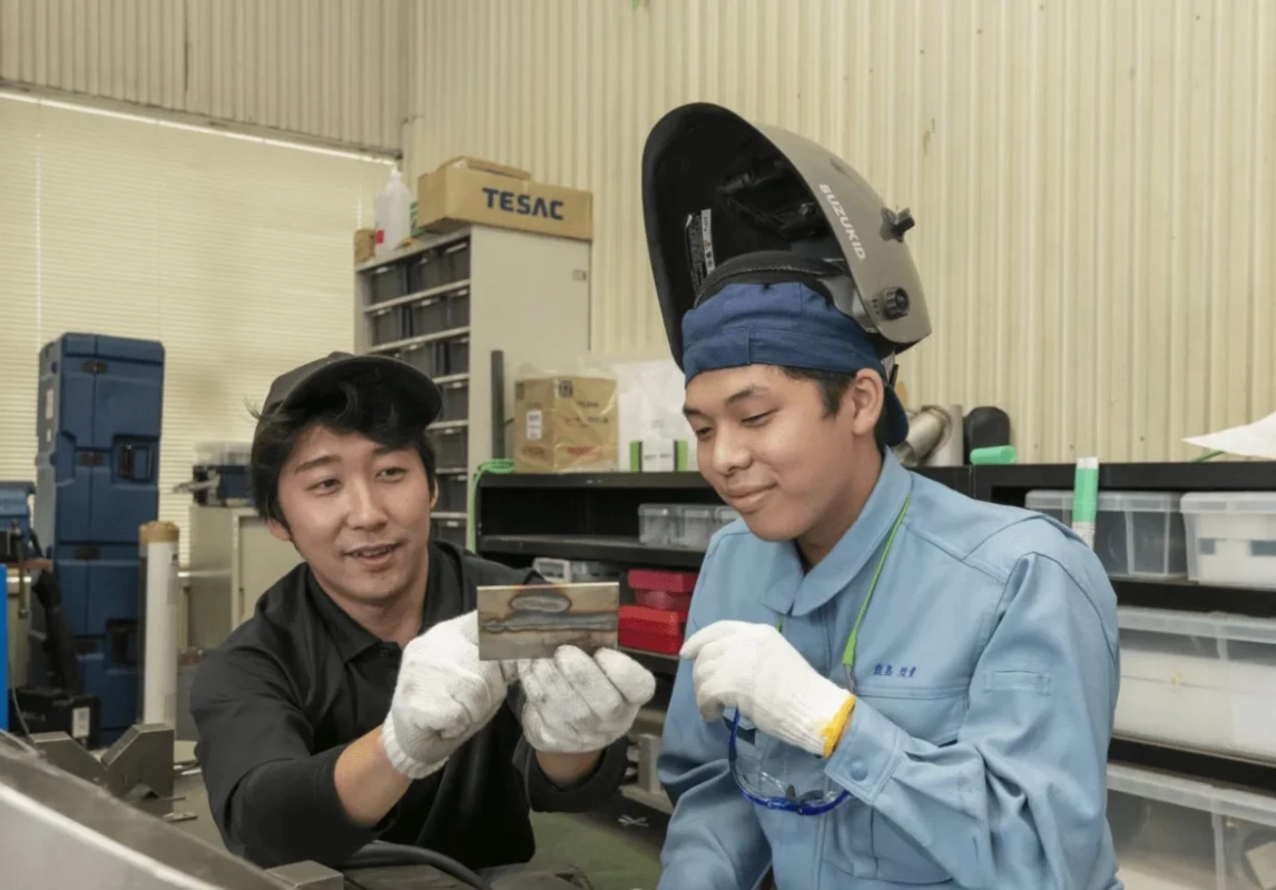 溶接技術の指導を受ける様子