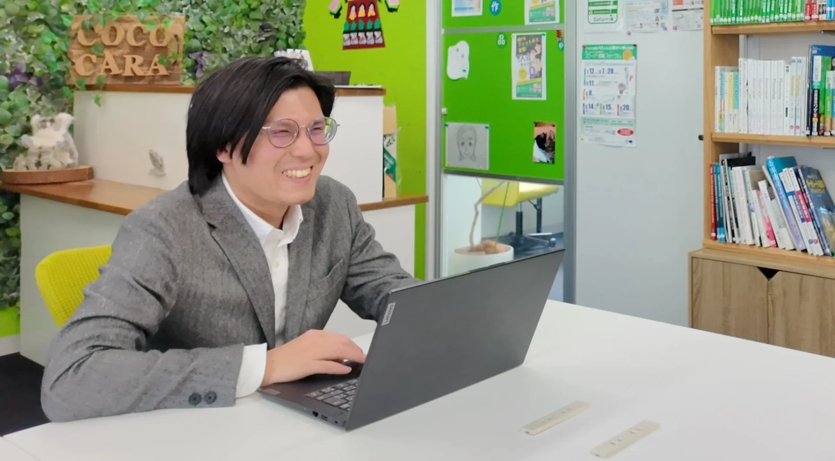 男性がPC作業