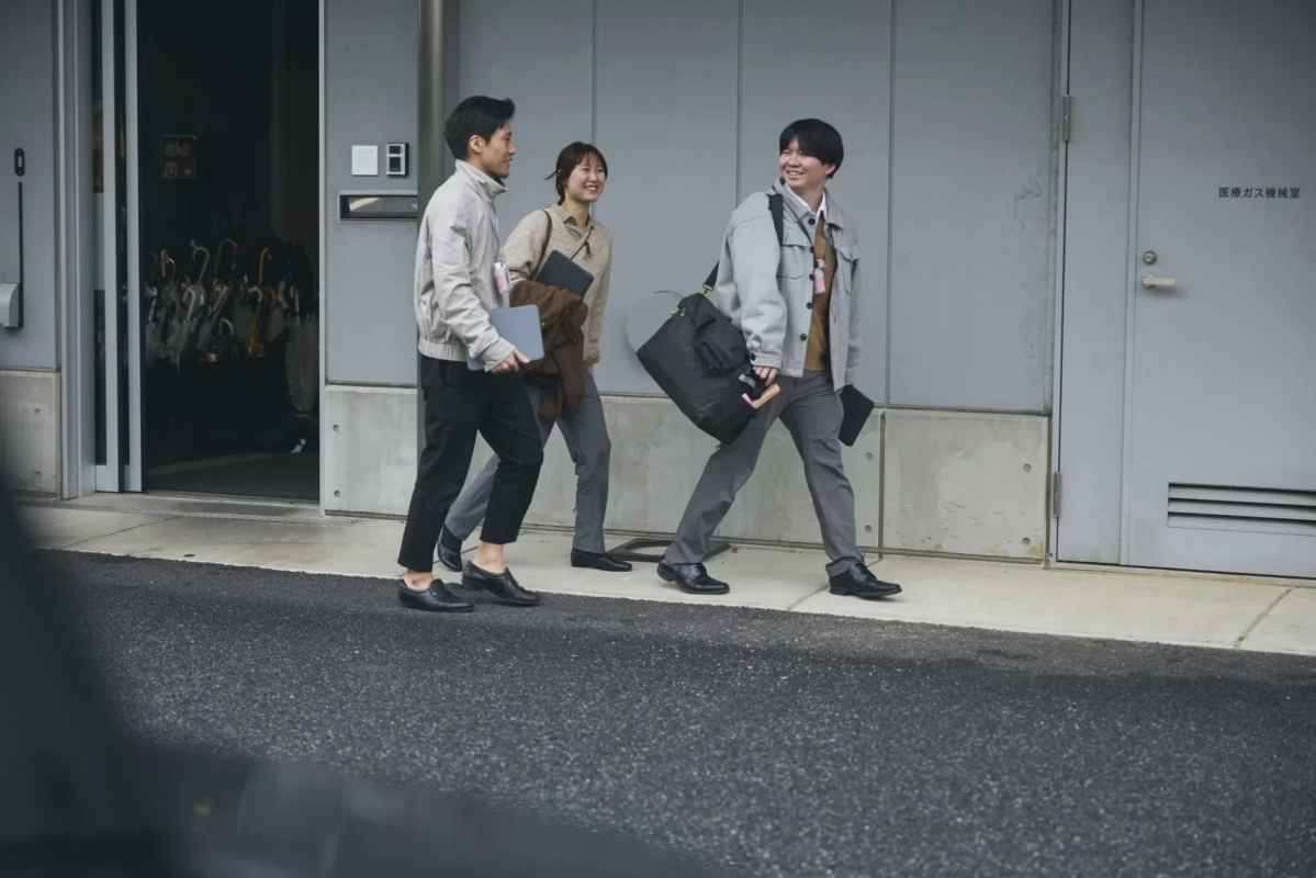 笑顔で歩く若者たち