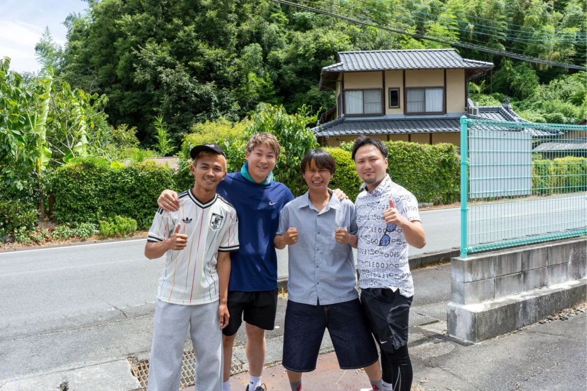 男性4人の集合写真