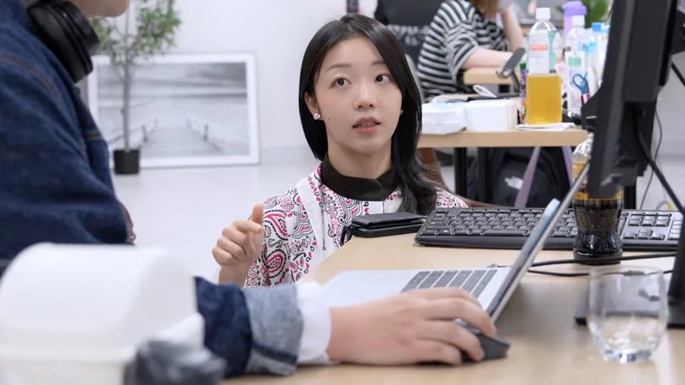 オフィスでパソコン作業をする女性