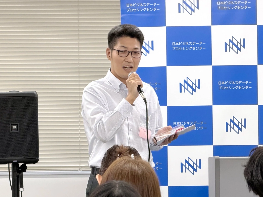スピーチをする受賞者