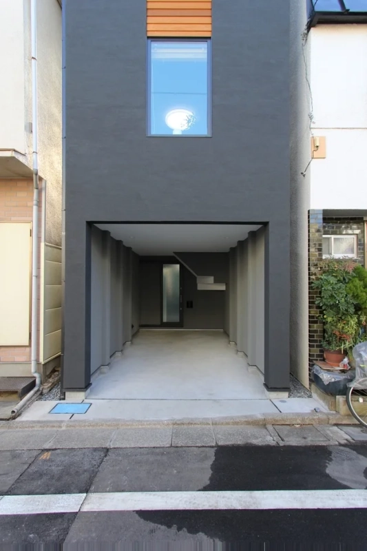 ガレージのある外観