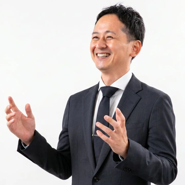 スーツ姿で話す男性