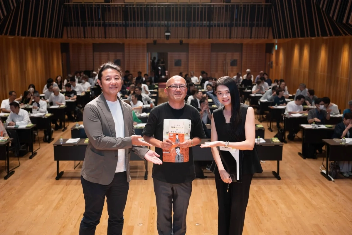 講演会後の登壇者と書籍