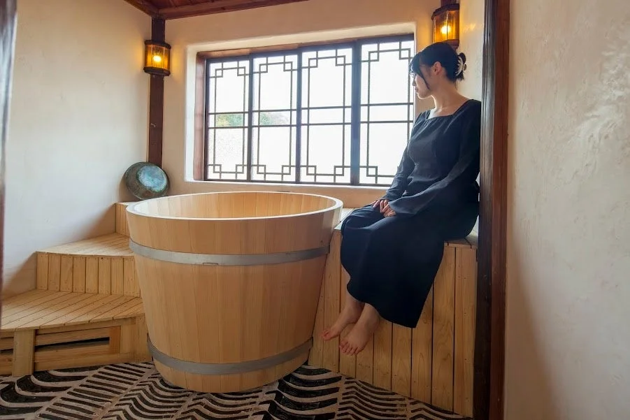 和モダンな木製浴槽