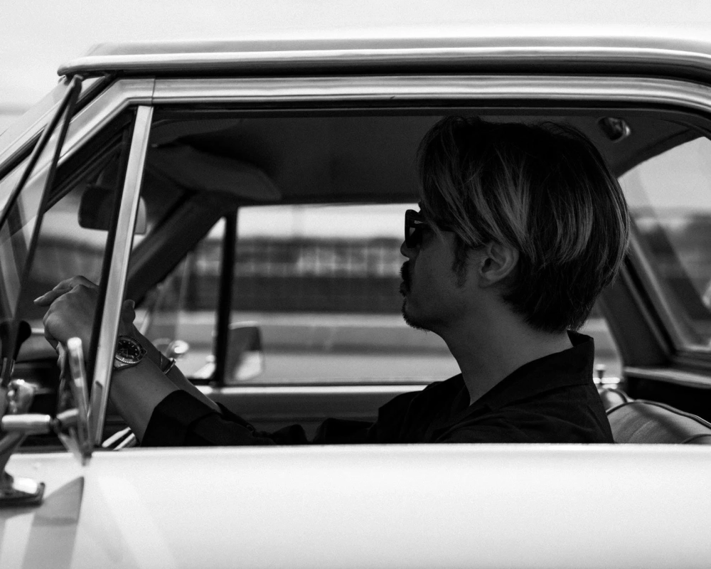 運転する男性のモノクロ写真