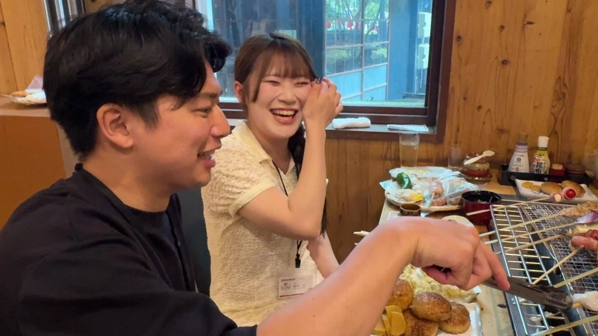 食事を楽しみながら談笑する社員たち