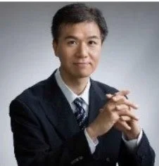 ダークスーツとネクタイを着用したアジア系の男性