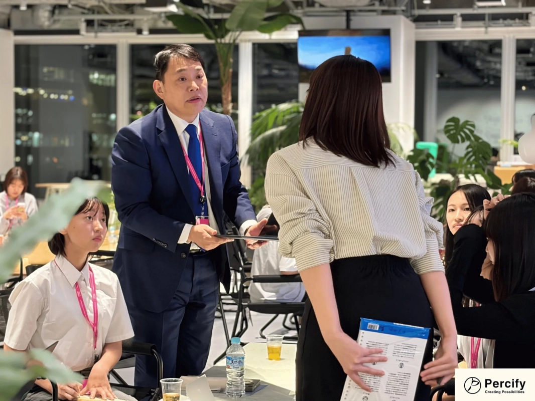 企業担当者と話す学生