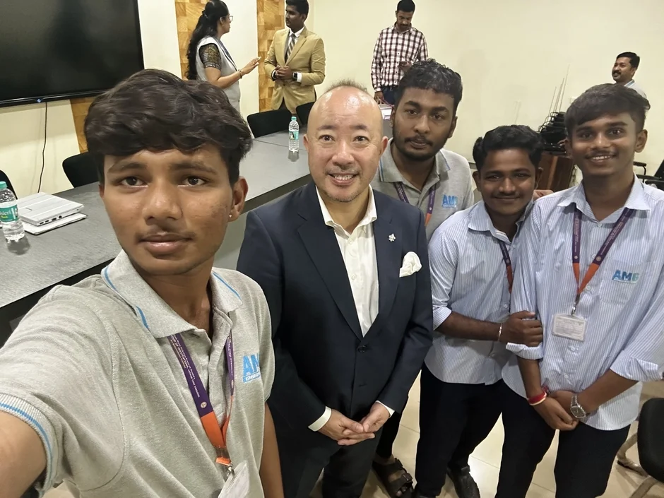 男性と学生がセルフィー