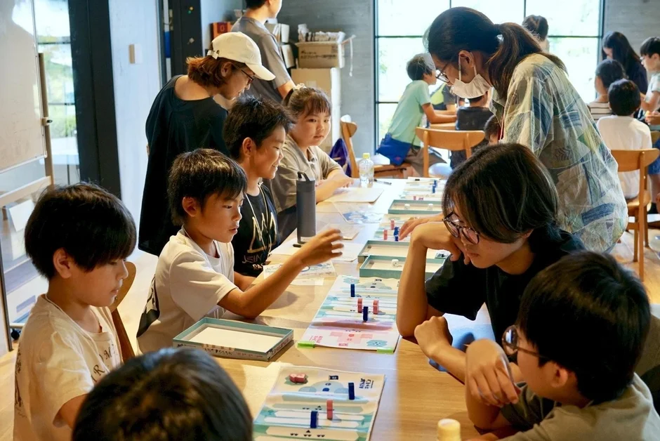ボードゲームを楽しむ子供たちと大人たち