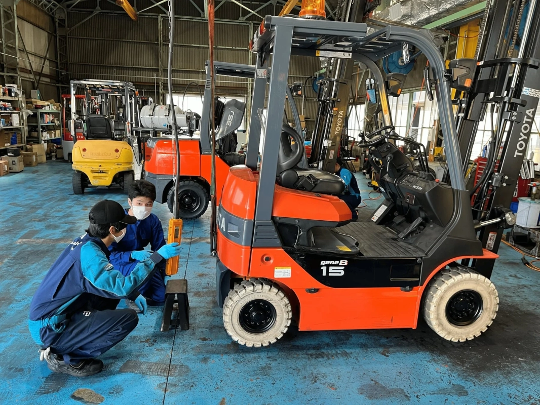 フォークリフトの点検作業をする作業員