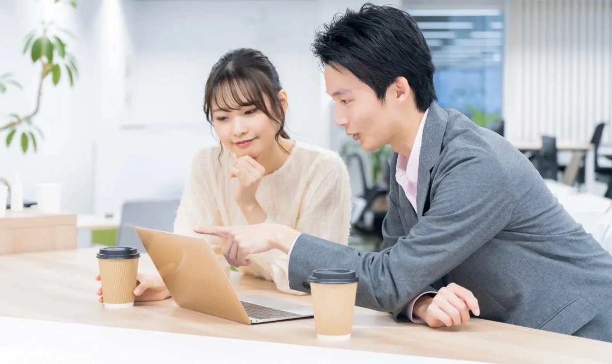 メンターと高校生が打ち合わせをしている様子
