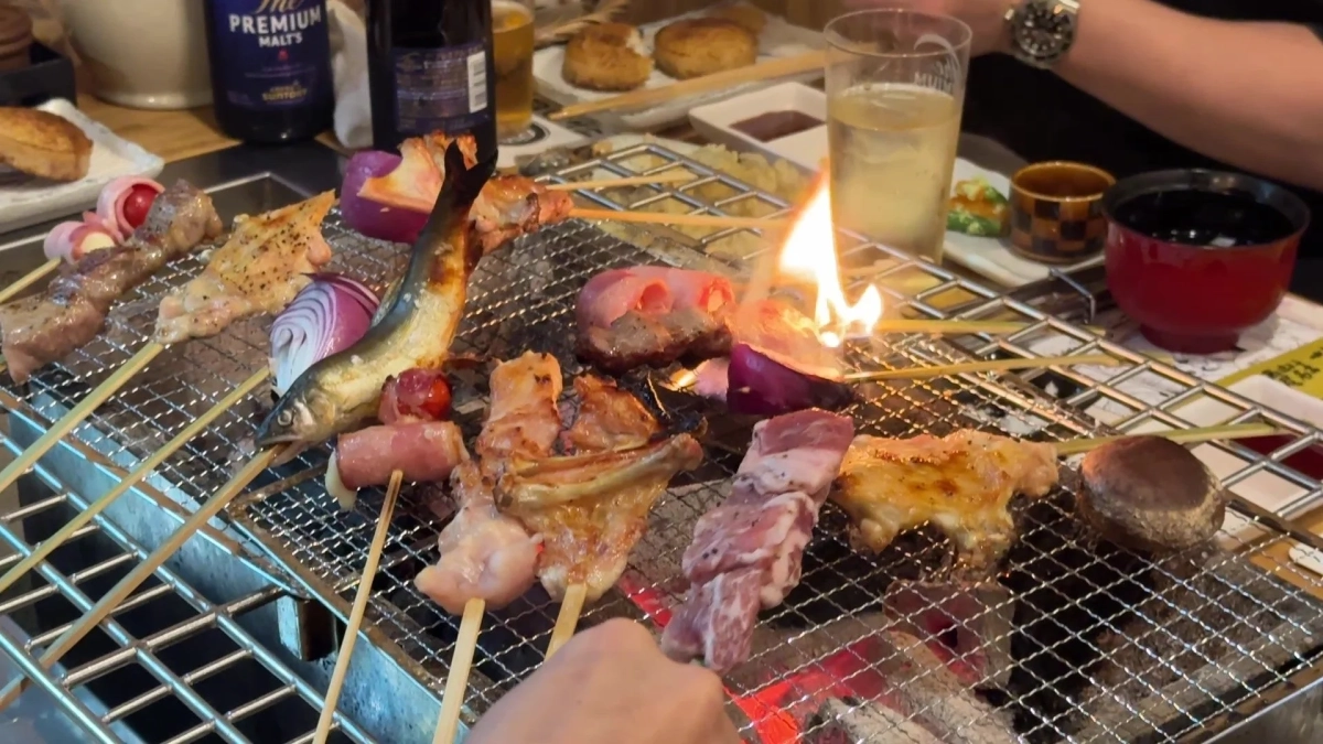 炭火で焼かれる豪華な炉端焼き