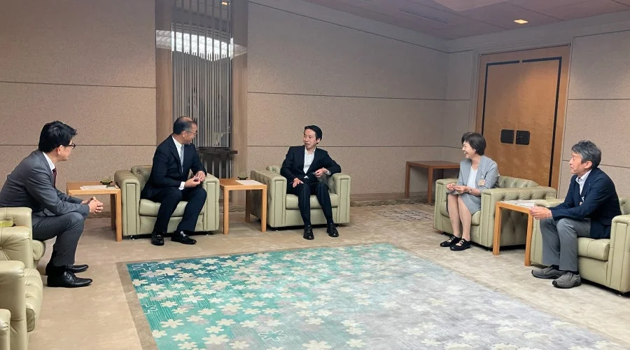 会議室で意見交換を行う様子
