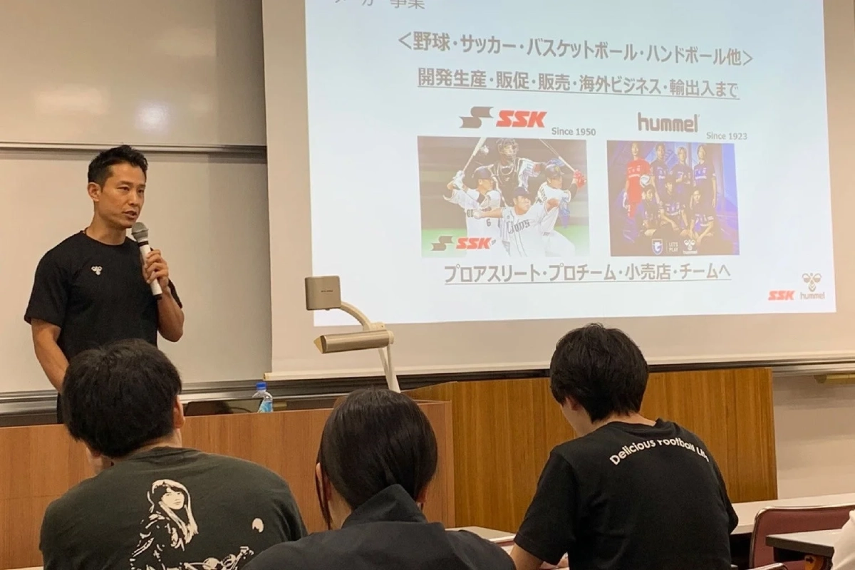 プレゼン中の男性とSSK/hummelの事業紹介