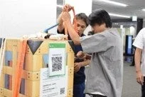 木箱の荷造り作業