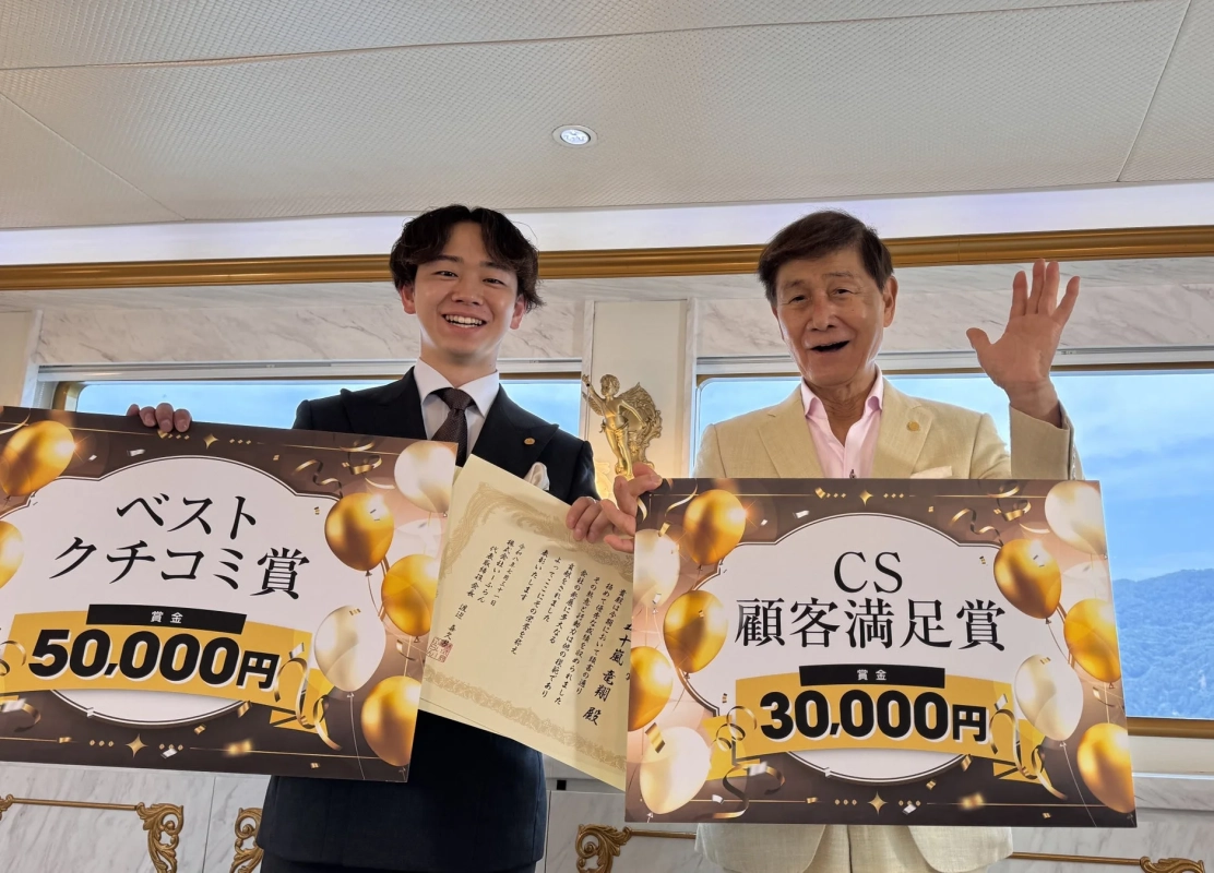 ベストクチコミ賞とCS顧客満足賞のボードを持つI店長