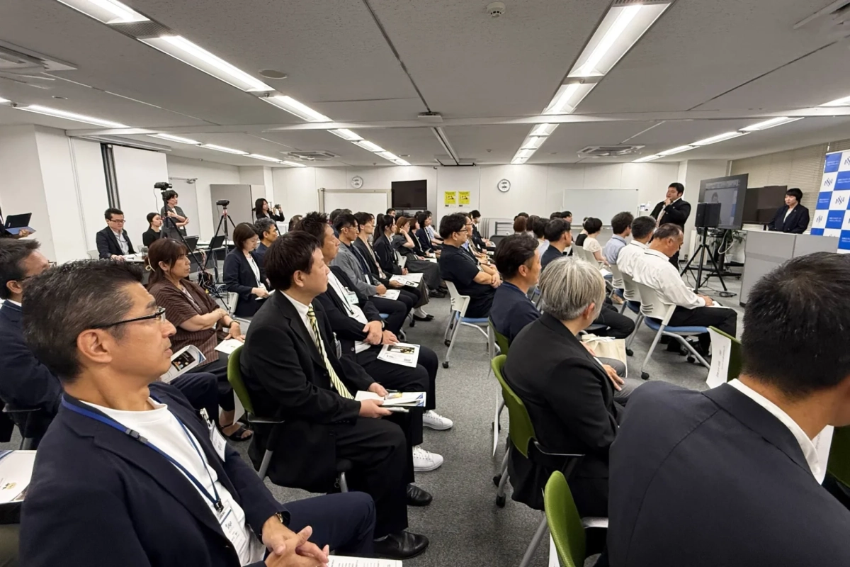 表彰式に参加する多くの人々