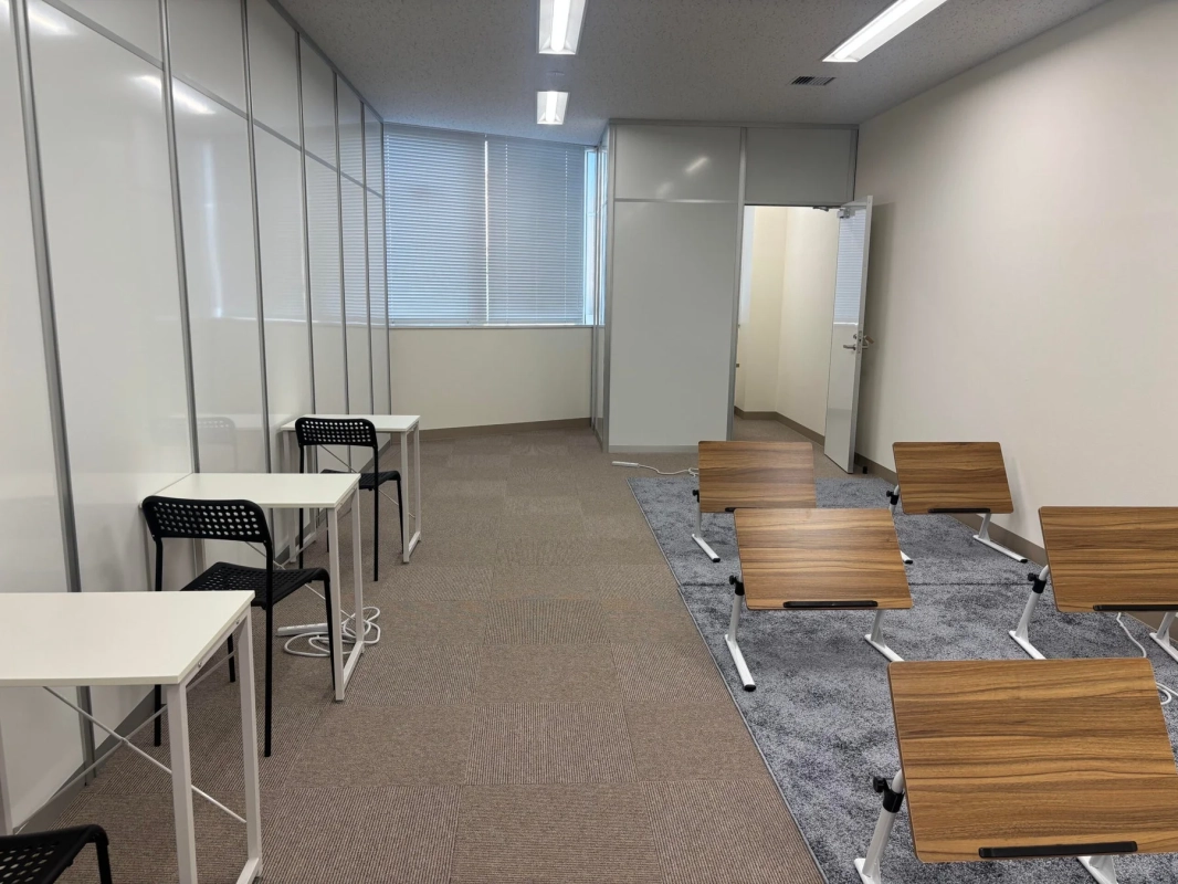 明るくモダンな空室のオフィスまたは研修室