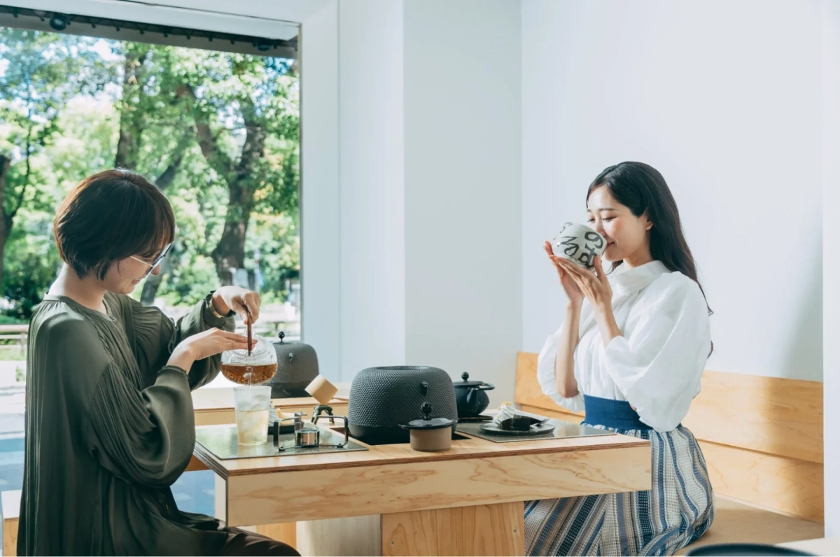 明るいカフェで二人の女性がティータイムを楽しんでいる様子