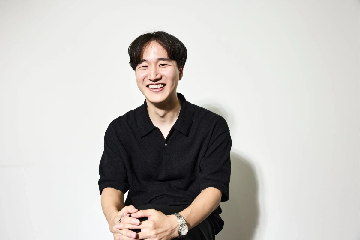 笑顔で座る若い男性