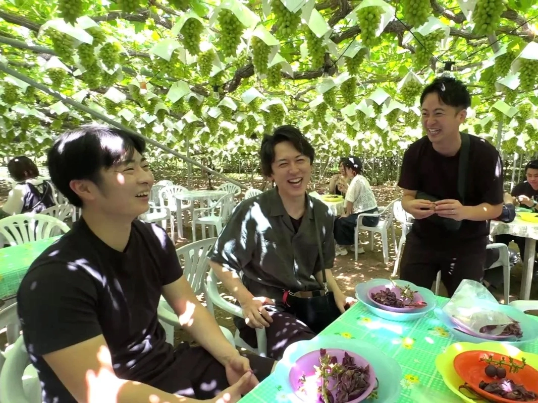 ぶどう狩りを楽しむ男性たち