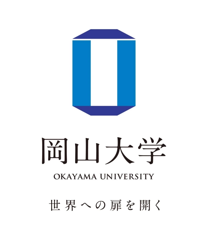 岡山大学のロゴマークと、日本語および英語の大学名、そして「世界への扉を開く」というスローガンが記載された画像