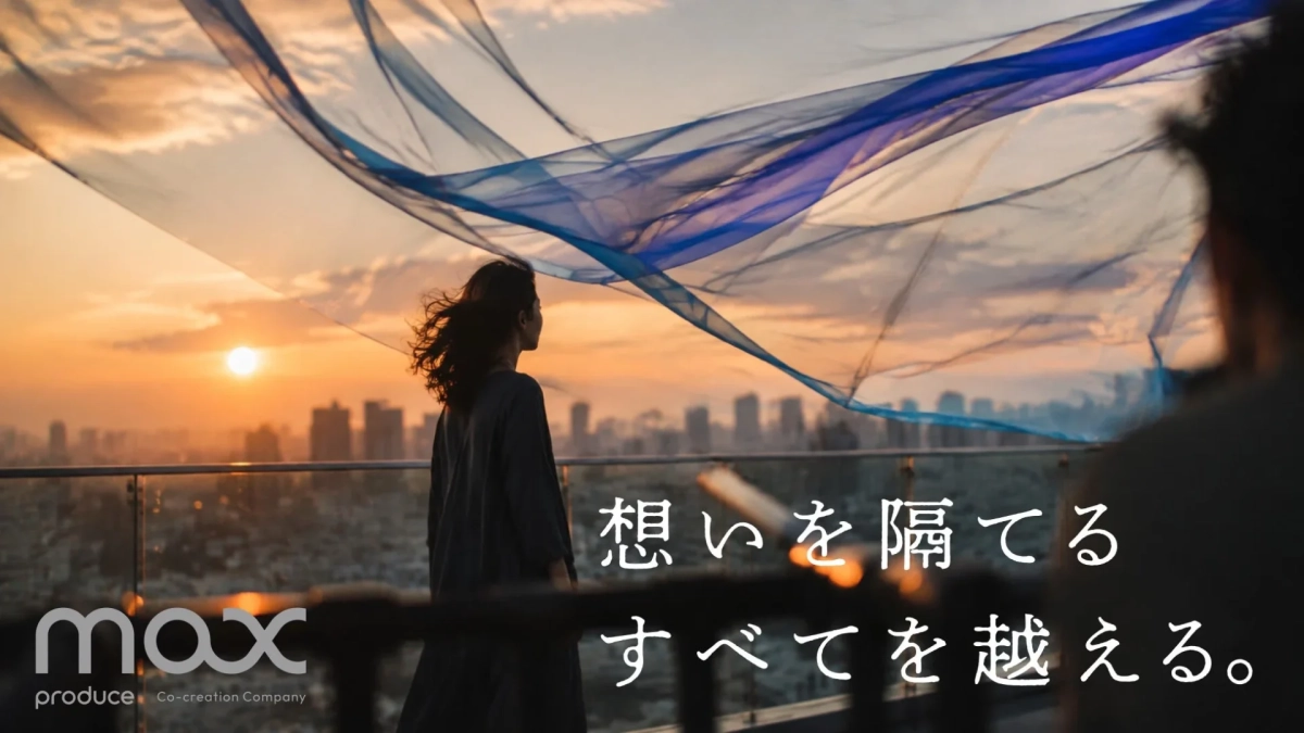 夕焼けを背景に女性が立つ