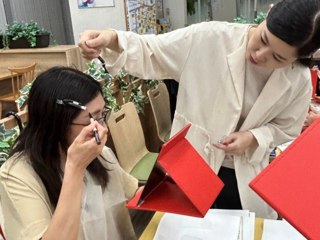 アイブロウを引く女性と指導者