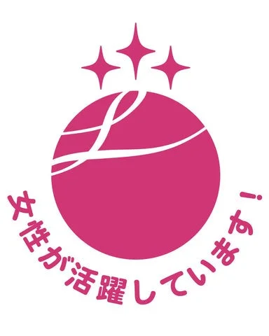 ピンク色の円形ロゴと「女性が活躍しています!」のメッセージ