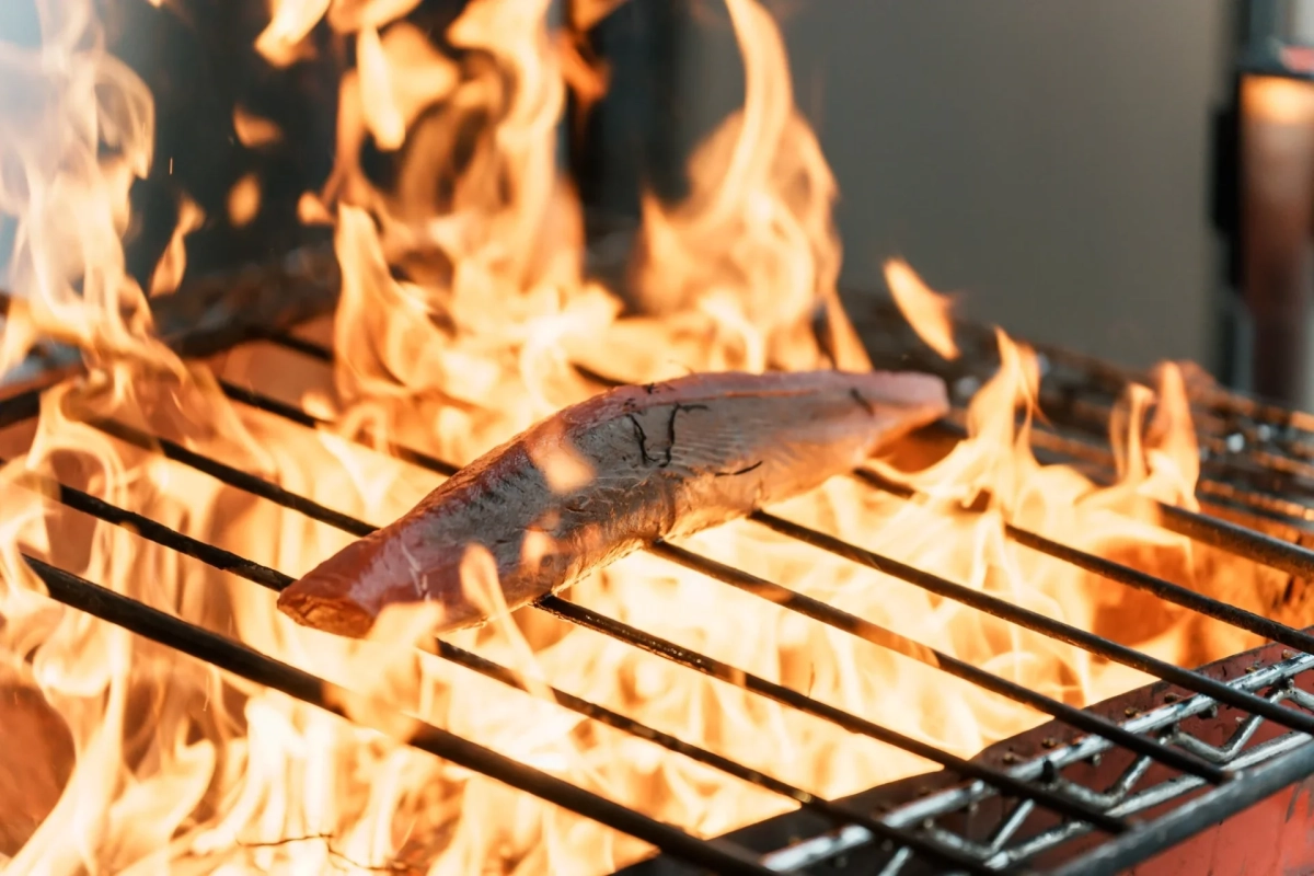 藁焼きカツオライブの様子