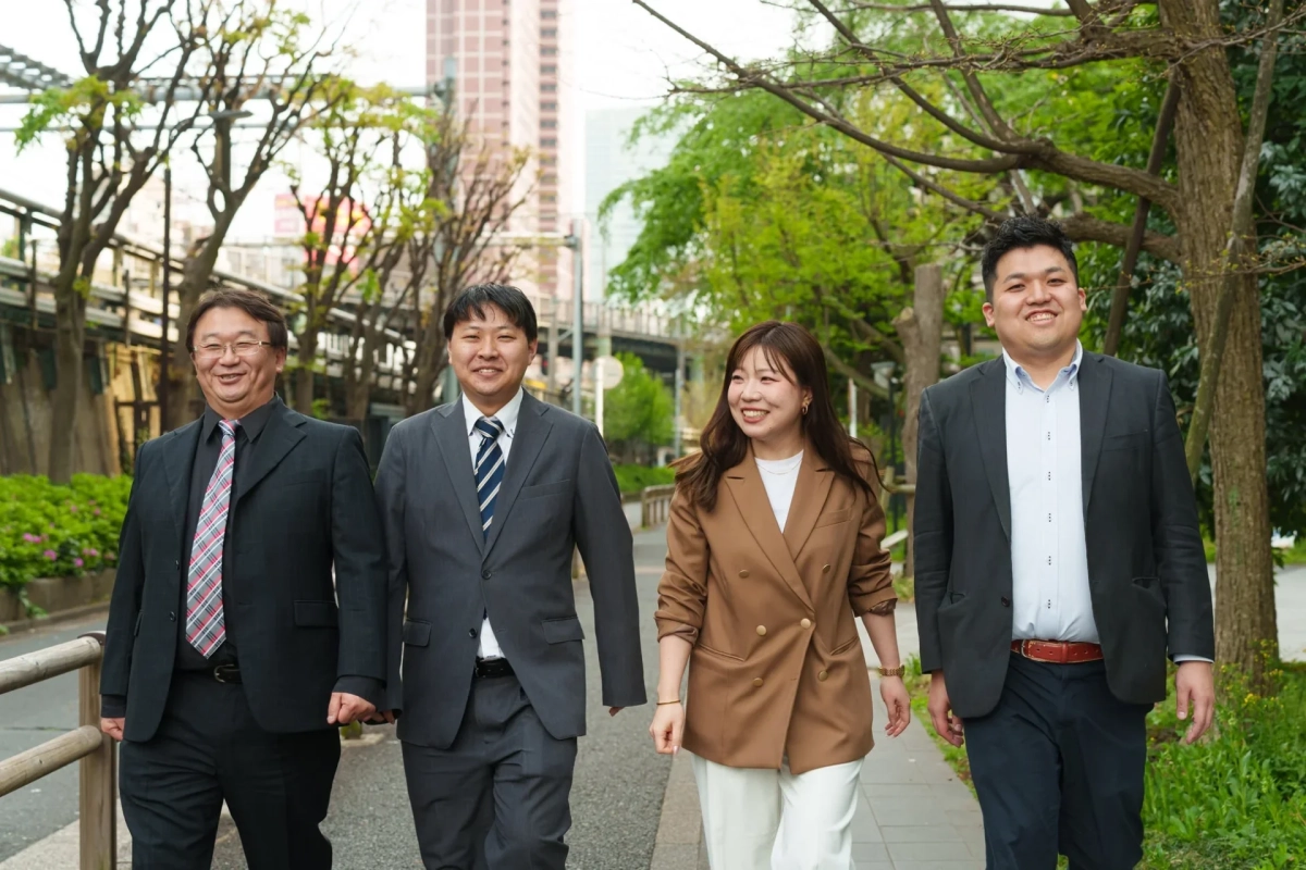 笑顔で歩くビジネスパーソン