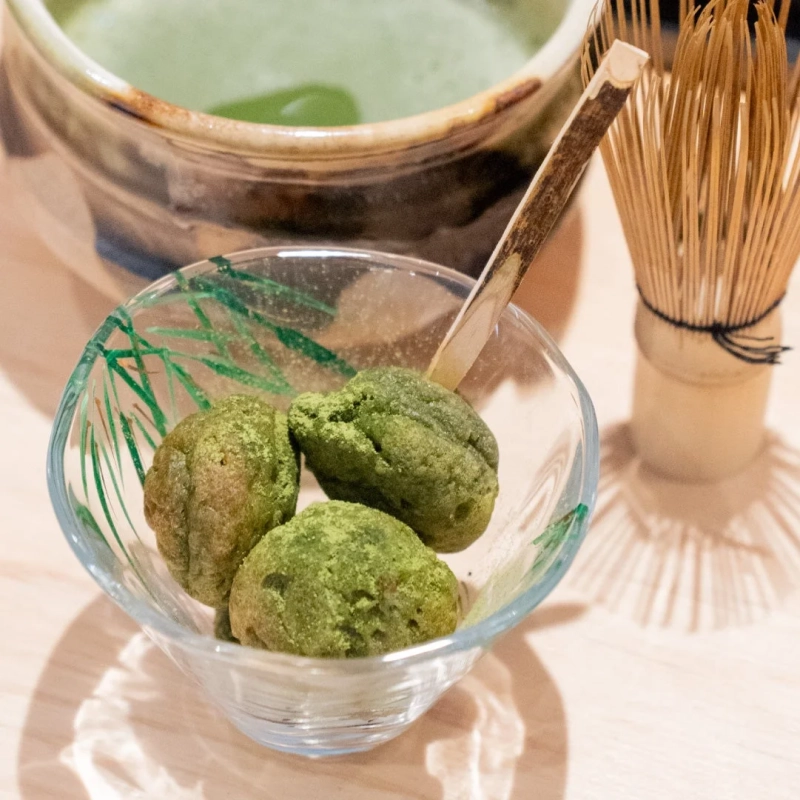 抹茶と抹茶味の和菓子が写っています