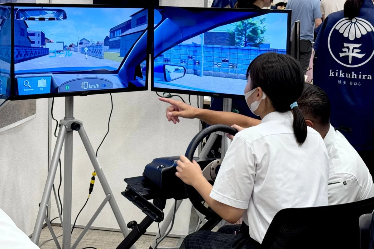 運転シミュレーター体験をする学生
